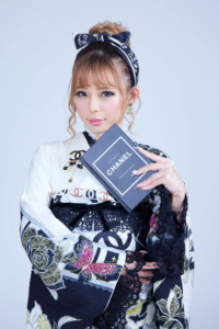 シャネルスカーフを帯アレンジしたギャル振袖コーデ｜#振袖gram社長プロデュースの成人式スタイル