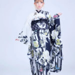 ハイブランドの シャネル スカーフを帯にアレンジしたギャル振袖スタイル｜成人式で話題の100万回再生コーデ