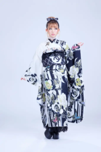 ハイブランドの シャネル スカーフを帯にアレンジしたギャル振袖スタイル｜成人式で話題の100万回再生コーデ