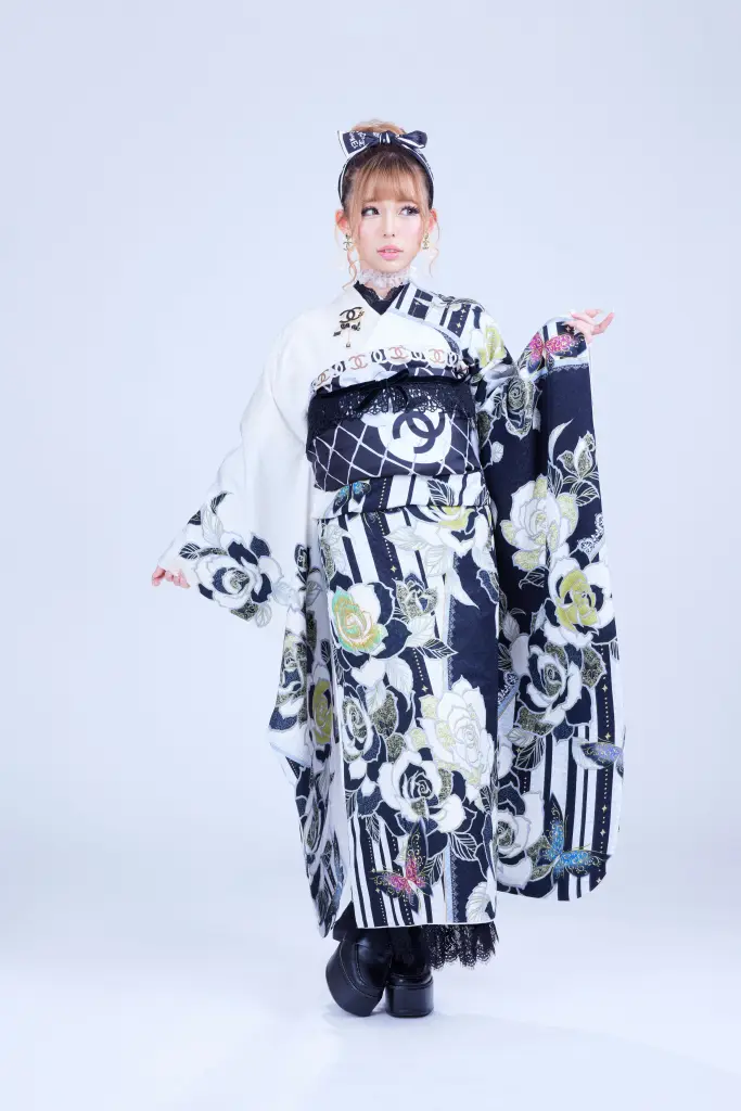 ハイブランドの シャネル スカーフを帯にアレンジしたギャル振袖スタイル｜成人式で話題の100万回再生コーデ