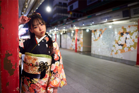 こちらは、ミスユニバースジャパン東京代表の岡林美空さんが振袖(きもの)姿を披露した様子の画像です(モデル撮影・イベントなど