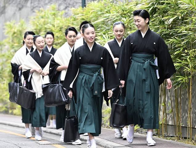 宝塚の卒業式の袴とは？黒紋付×緑袴の意味・歴史・着こなしを徹底解説【2026年最新版】